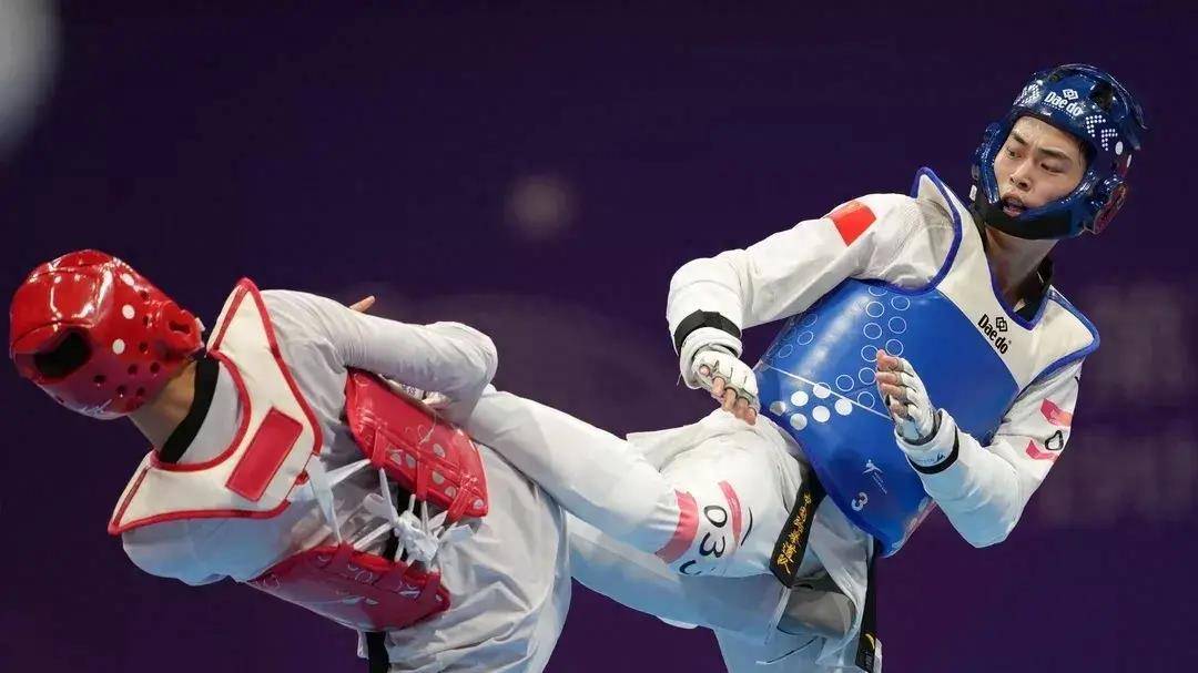 澳客平台-跆拳道比赛中选手出拳稳准狠求一击得手