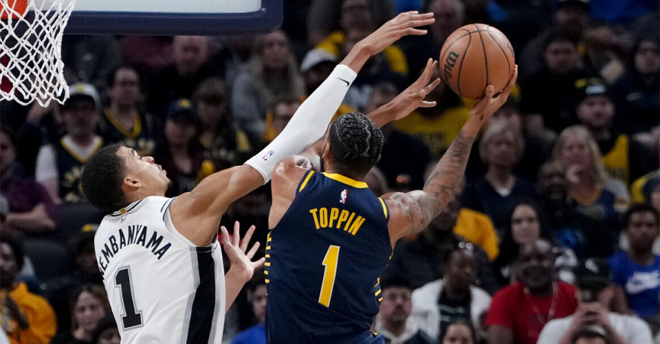 关于步行者大胜马刺，拉文贡献25分的信息