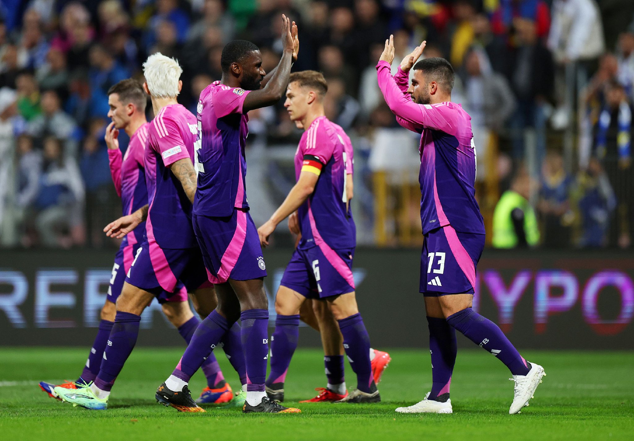 包含德国新星表现亮眼，助球队晋级欧预赛淘汰赛的词条