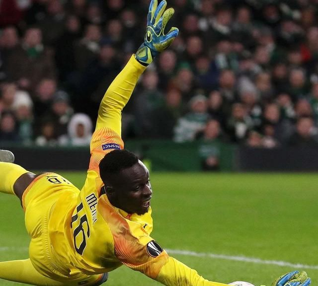 澳客网站-门线前倒地，守门员暴露破绽致败