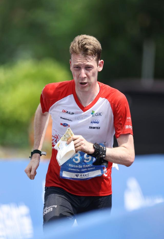 飒爆神勇表现斩获桂冠，勇夺的简单介绍