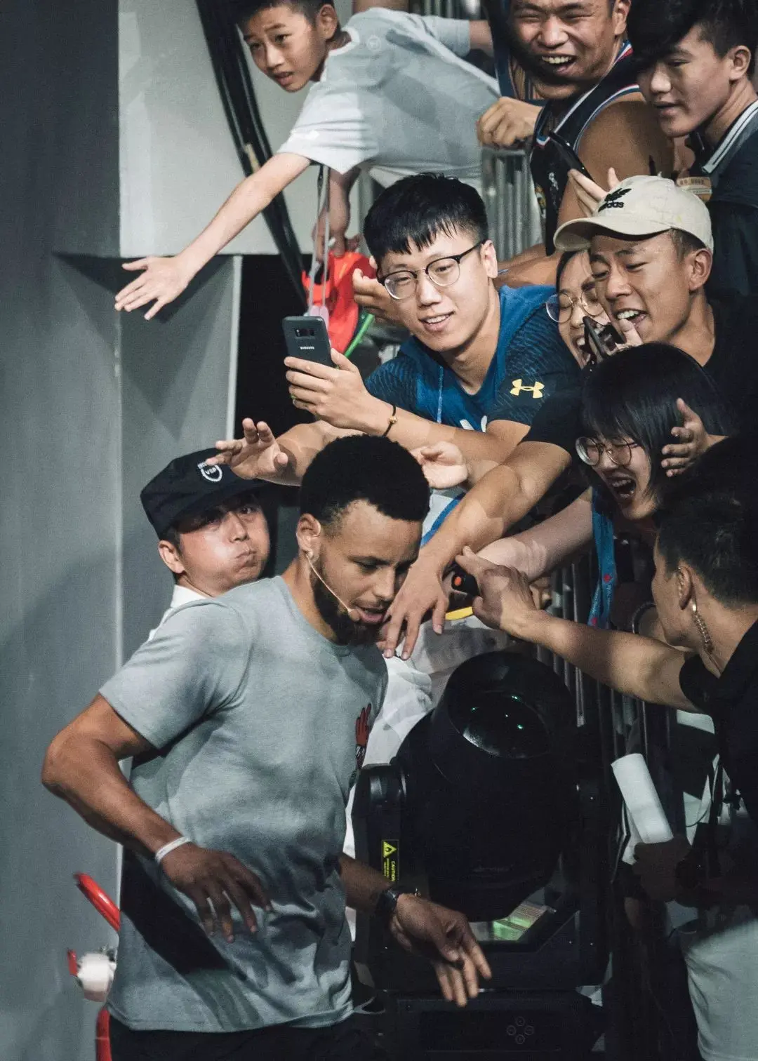 澳客下载-包含独角戏还是团队战，球员表现点亮赛场的词条